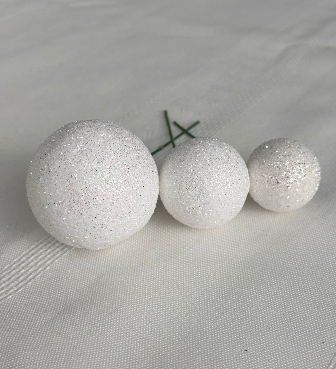 White Glitter Deco Balls 3 Pack