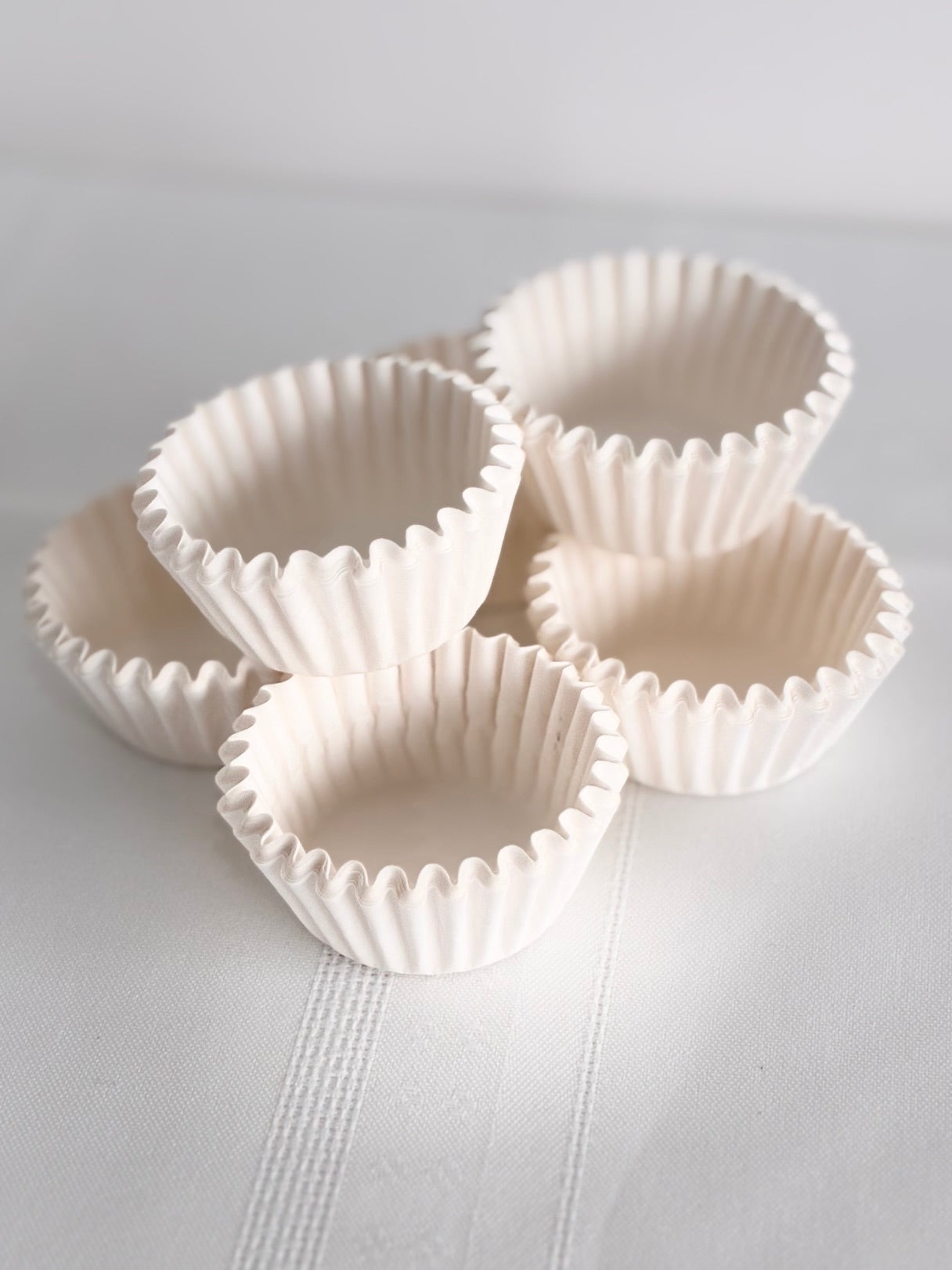 White mini cupcake cases (24 pack)